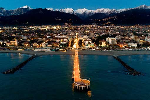 Il pontile di Marina di Massa e le Alpi Apuane sullo sfondo © Luca Romano Ph.