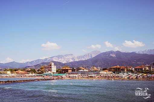 La spiaggia di Marina di Massa e le Alpi Apuane © Vacanze in Versilia.COM